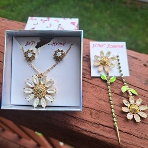 Beautiful NIB, NWT Betsey Johnson Sunflower Set